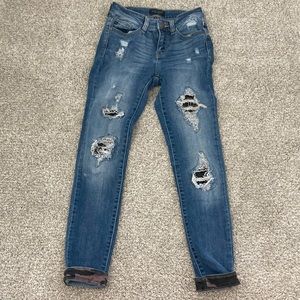 🌺ladies size 25 Judy Blue distressed skinny jeans with camo accent